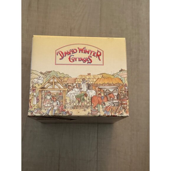 David Winter Cottages Green Dragon Pub 1983 Hand-Painted Collectible - Picture 2 of 9